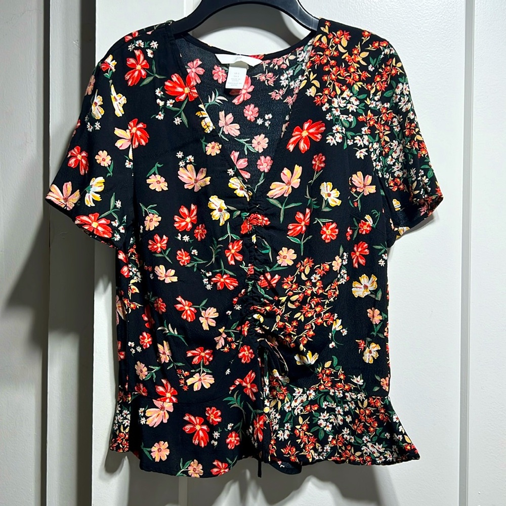 H&M EUC cropped floral top with front ruching detail